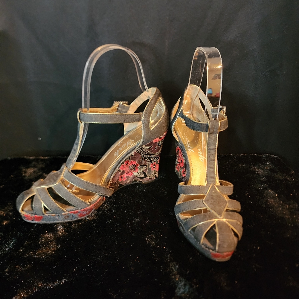 New York Transit Floral 3.5" Size 5.5 Wedges with Bling Clasp